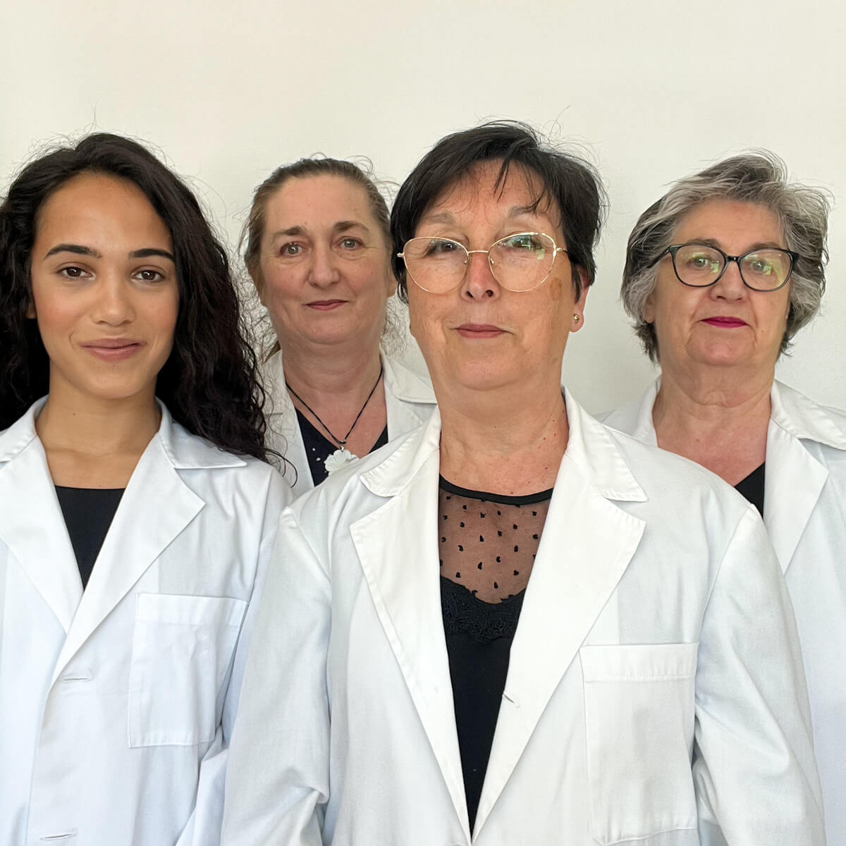 Equipo trabajando en laboratorio artesanal de cosmética natural en Andalucía