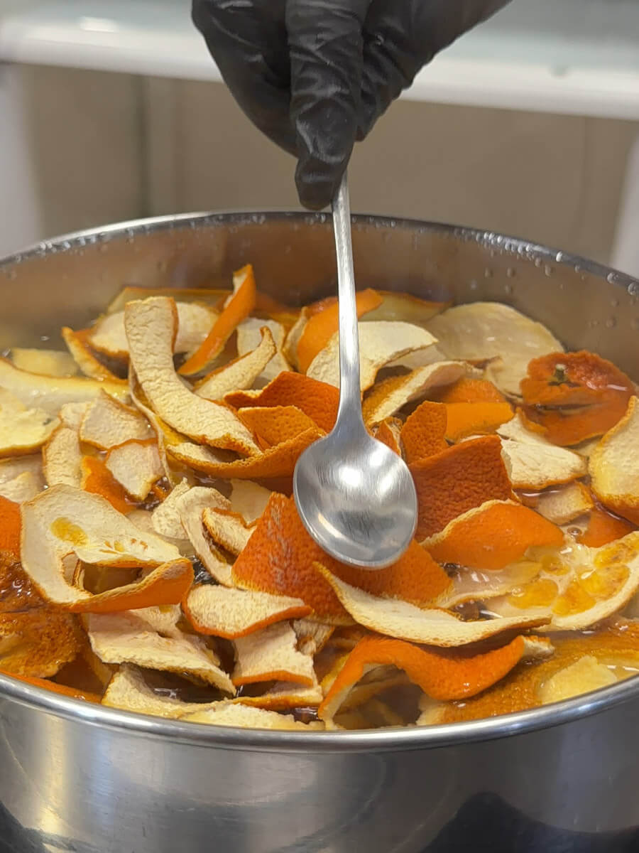 GEL NATURAL NARANJA & CEDRO 12 Infusión de cáscara de naranja durante elaboración del gel natural